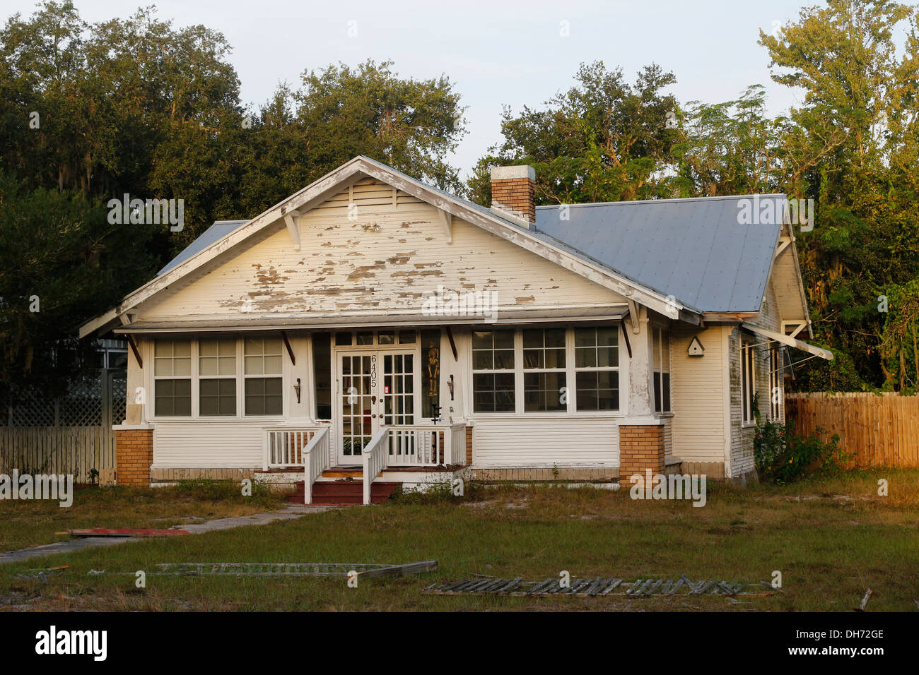 November 2013 - ältere einstöckige Villa, die Pflege und Dekoration braucht Loughman, Davenport, Florida. Stockfoto