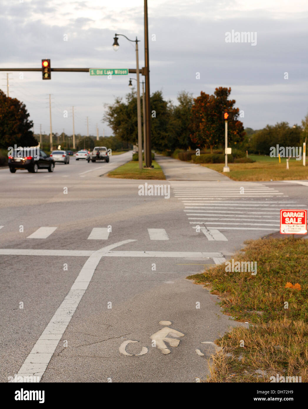 Zyklus Track Markierungen auf einer belebten Kreuzung der interstate hoch, teilweise abgenutzt, teilweise überwachsen, November 2013 Stockfoto