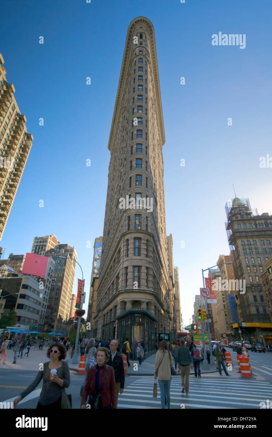 Flatiron Gebäude in New York City (mit anstrengenden Menschenmenge auf der Straße) Stockfoto