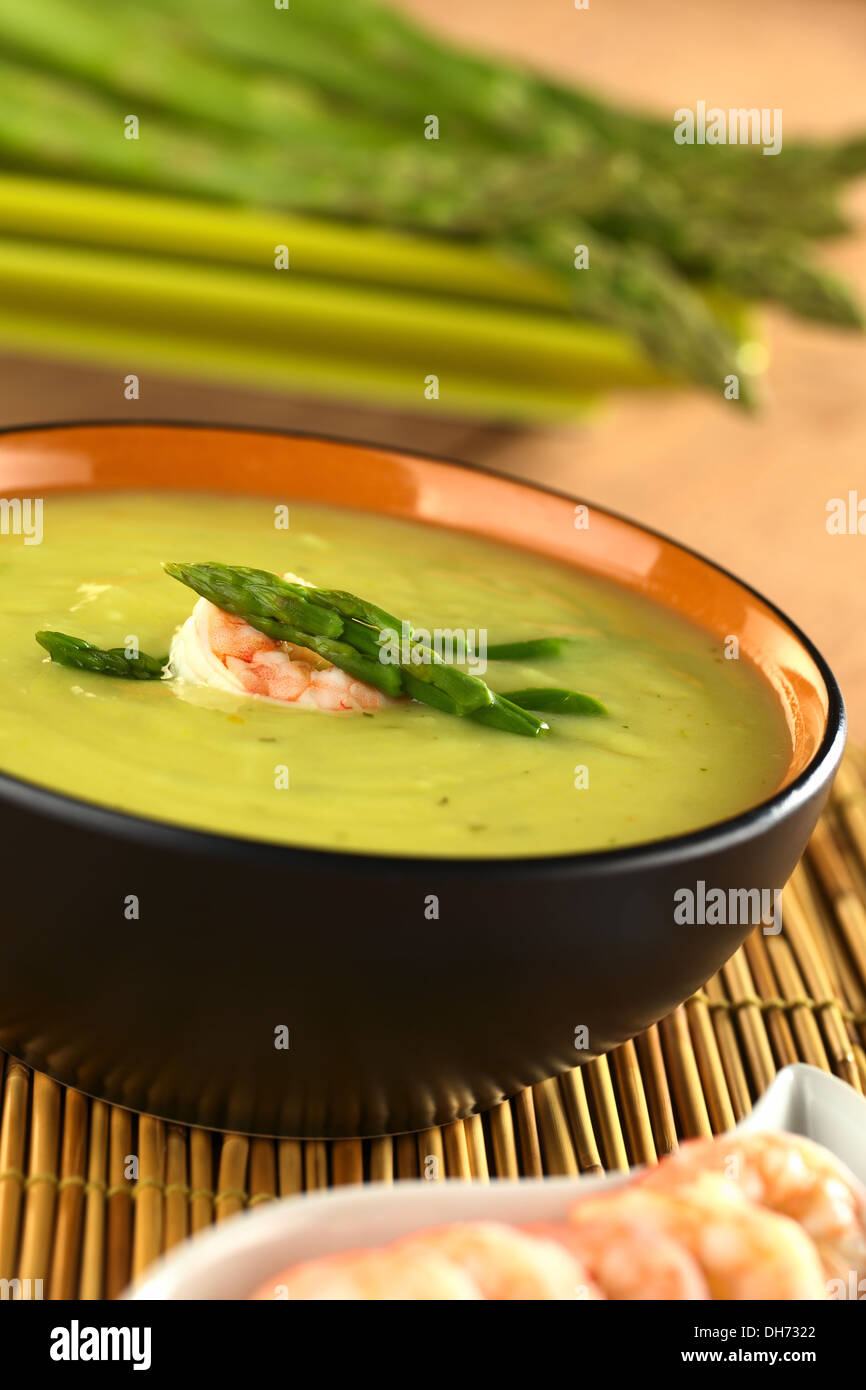 Creme von grünem Spargel mit Garnelen (selektiven Fokus, Fokus auf die Garnelen und den oberen Spargel-Kopf auf die Suppe) Stockfoto
