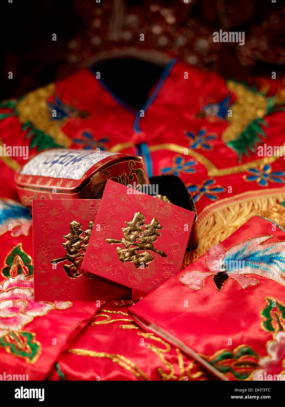 Chinesische Hochzeitskarten, Box und bestickte traycloth Stockfoto