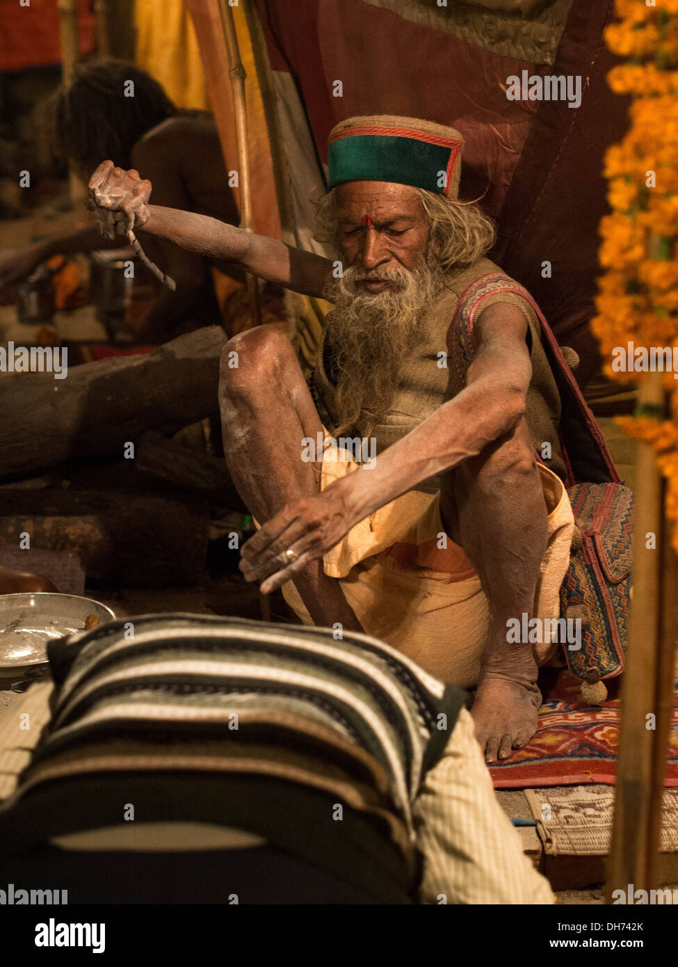 Mahant Amar Bharti Ji einen Segen zu geben, auf der Kumbh Mela 2013 in Allahabad, Indien. Stockfoto