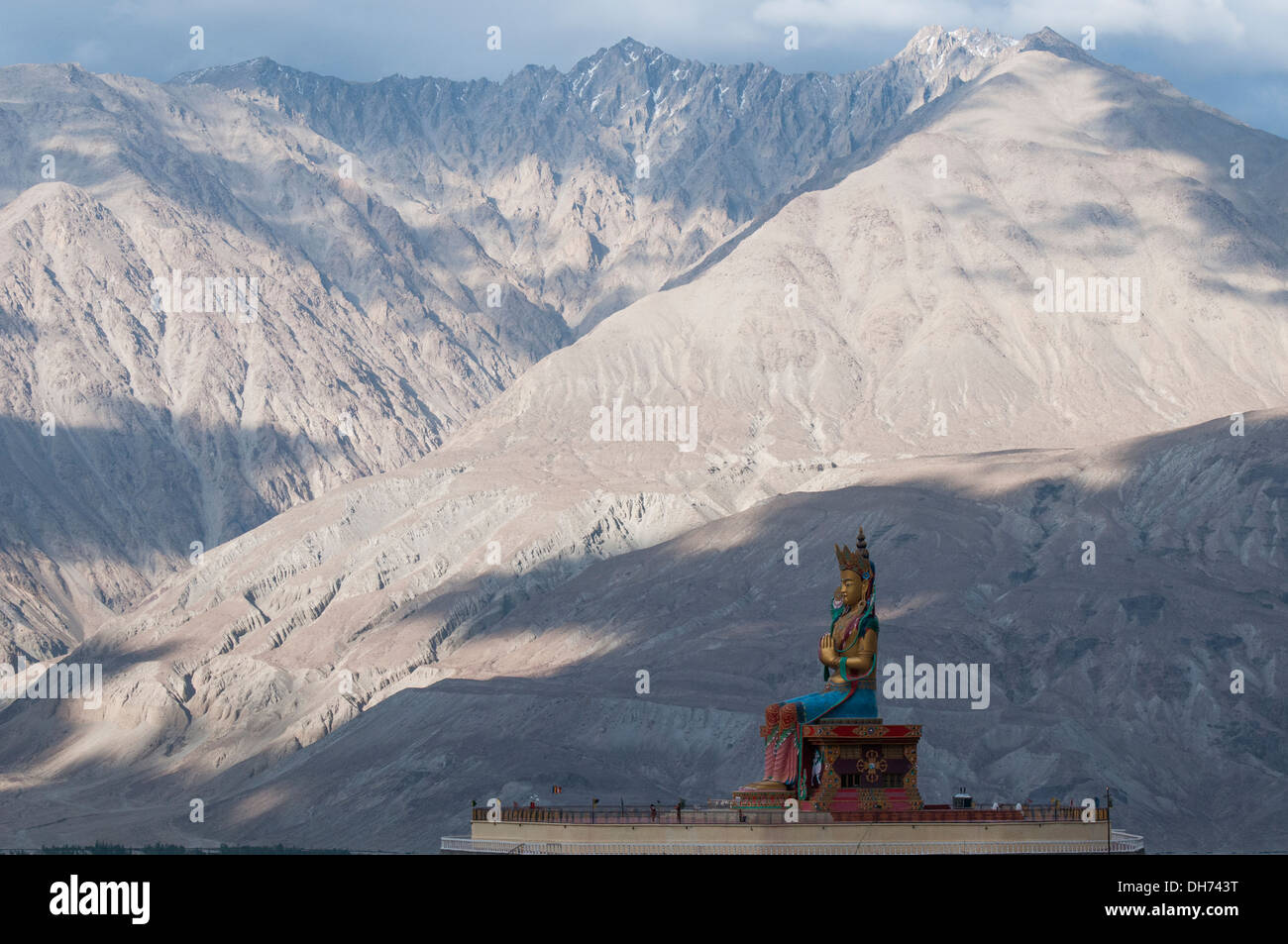Riesige Maitreya Buddha unter den jahrhundertealten Diskit Gompa (Kloster) in Ladakh Nubra Tal Stockfoto