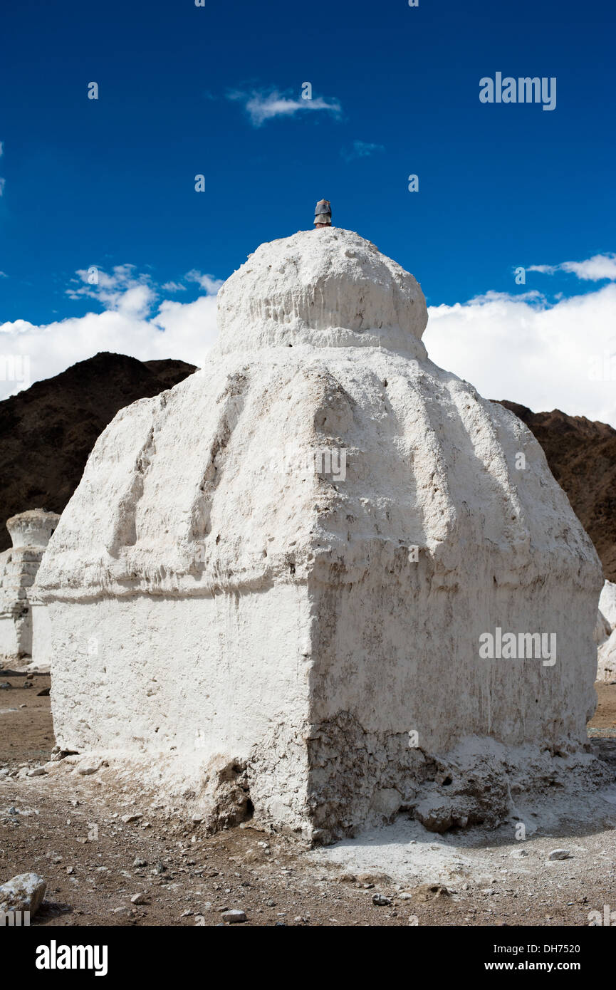 Buddhistische Stupa (Chorten) über Himalaya Hochgebirgslandschaft mit blauen Wolkenhimmel Indien, Ladakh, Leh-Tal Stockfoto