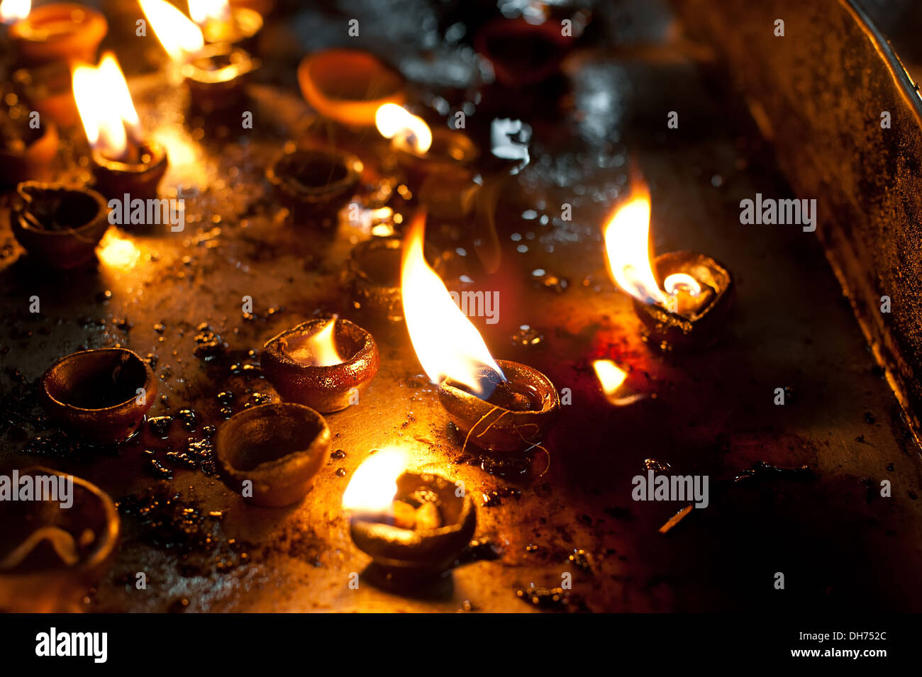 Brennendes Öl-Lampen in religiöse Tempel. Indien Stockfoto