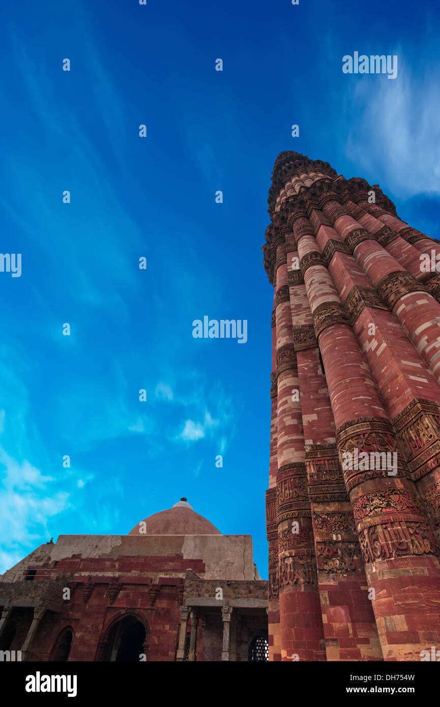 Antike islamische Architektur. Minarett Qutub Minar Qutub Komplex unter blauem Himmel. Indien, Delhi. UNESCO-Weltkulturerbe Stockfoto