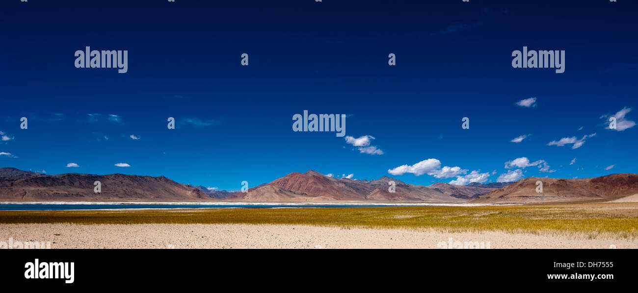 Himalaya Hochgebirge Landschaft Panorama mit Salz See Tso Kar unter blauem Himmel. Indien, Ladakh, Höhe 4600 m Stockfoto