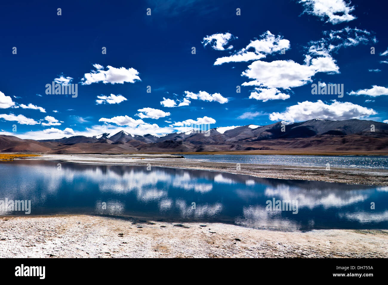 Himalaya Hochgebirge Landschaft Panorama mit Salz See Tso Kar unter blauem Himmel. Indien, Ladakh, Höhe 4600 m Stockfoto