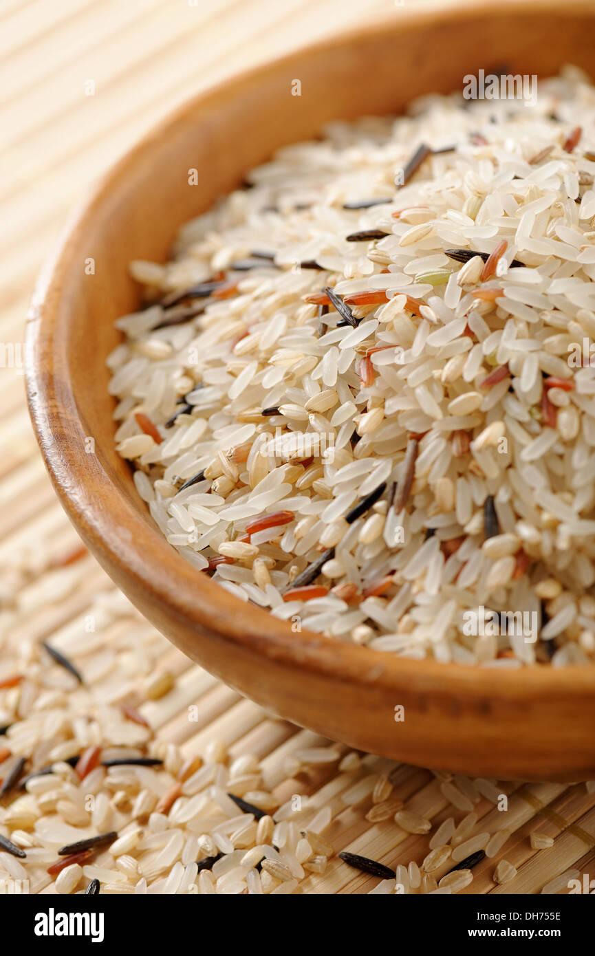 Holzschale voller gemischter Reis. (Wild, Brown und Basmati Reis) Stockfoto