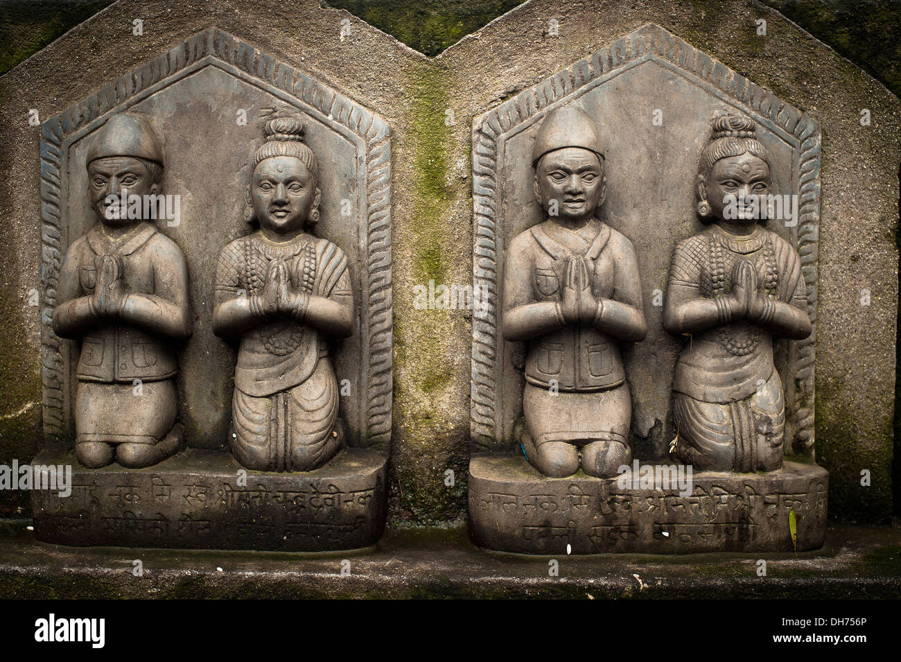 Skulptur der Völker zu beten. Architektur-Details an buddhistischen Schrein Swayambhunath Stupa. Affen Tempel Nepals, Kathmandu Stockfoto