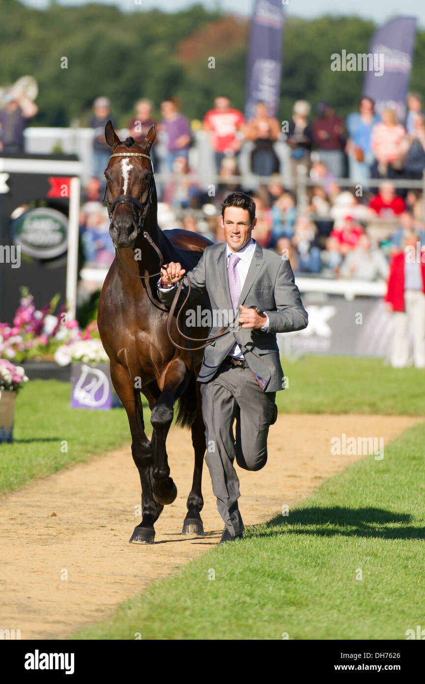 New Zealand Veranstaltung Fahrer Jonathan Paget trabt Sie seine siegreiche Pferd Clifton Versprechen während der 2013 Burghley Horse trials Stockfoto