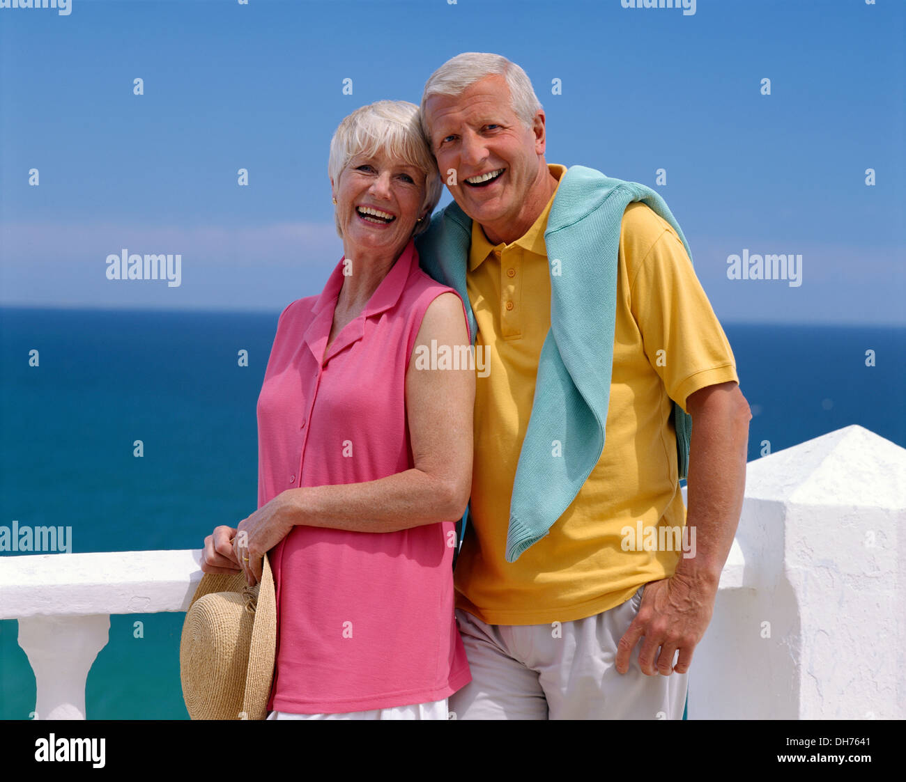 Ehepaar im Ruhestand Lachen zur Kamera am Meer Stockfoto
