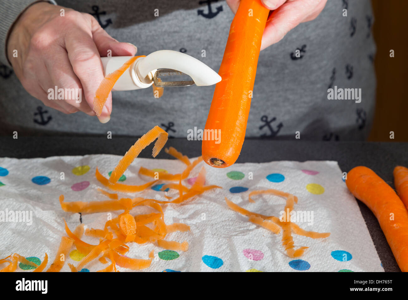 Eine Hausfrau eine Carrott peeling. Stockfoto