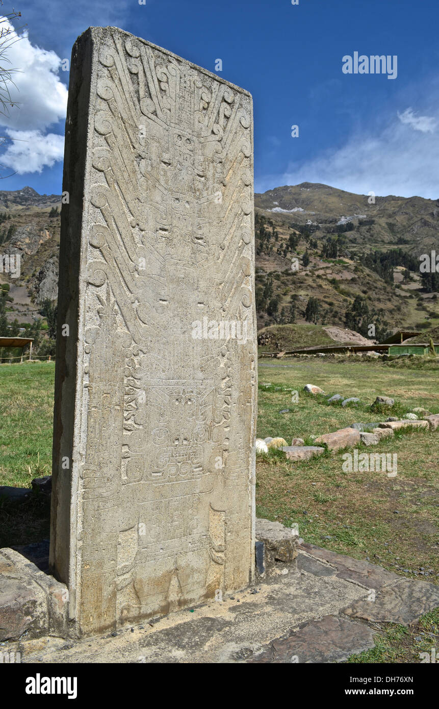 Eine geschnitzte Stein Obelisk an der archäologischen Stätte von Chavin de Huantar, Ancash Peru Stockfoto