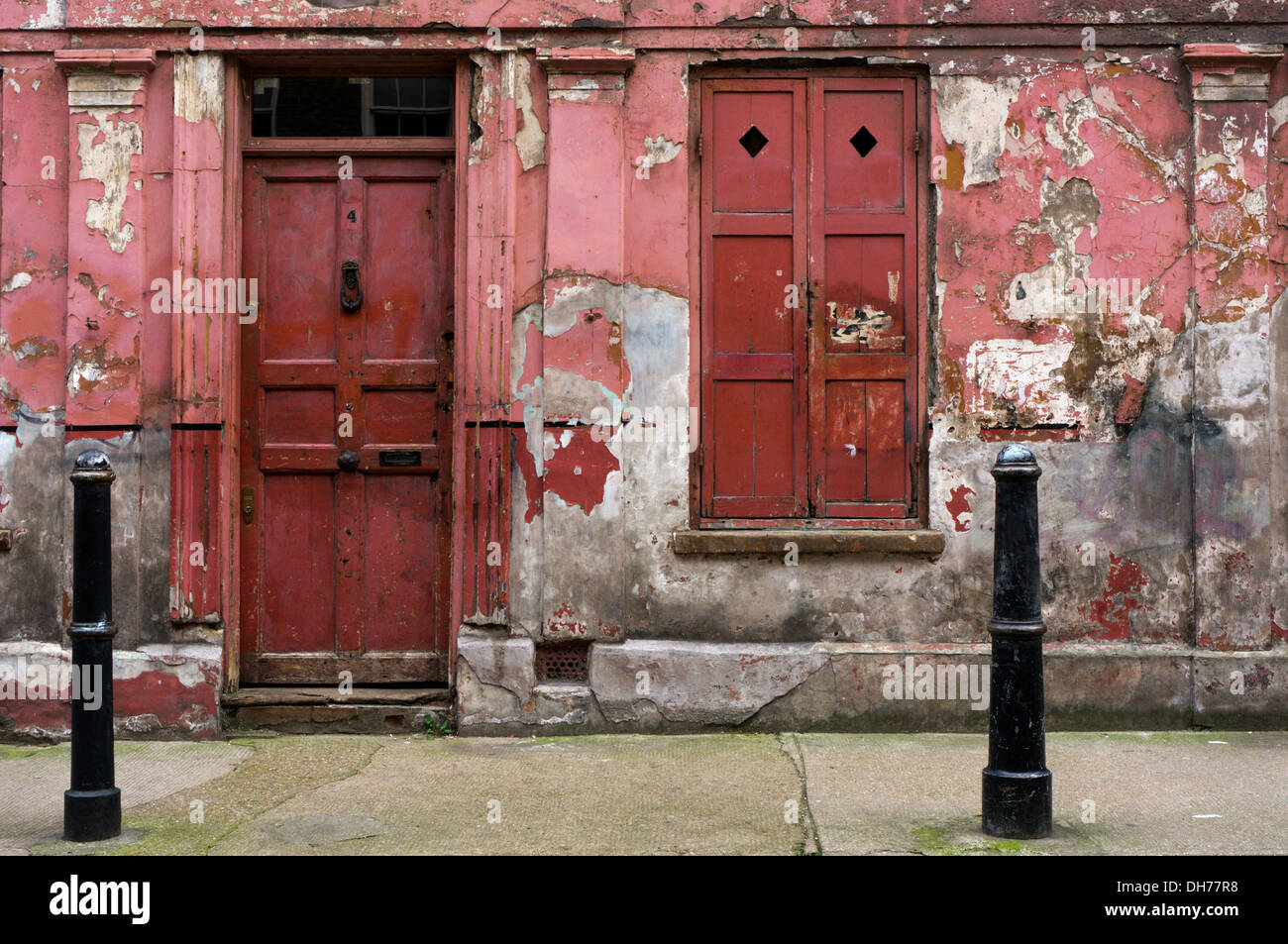 Das Peeling und verfallenen aussehende äußere eines Hauses in Princelet Street, Spitalfields. Stockfoto