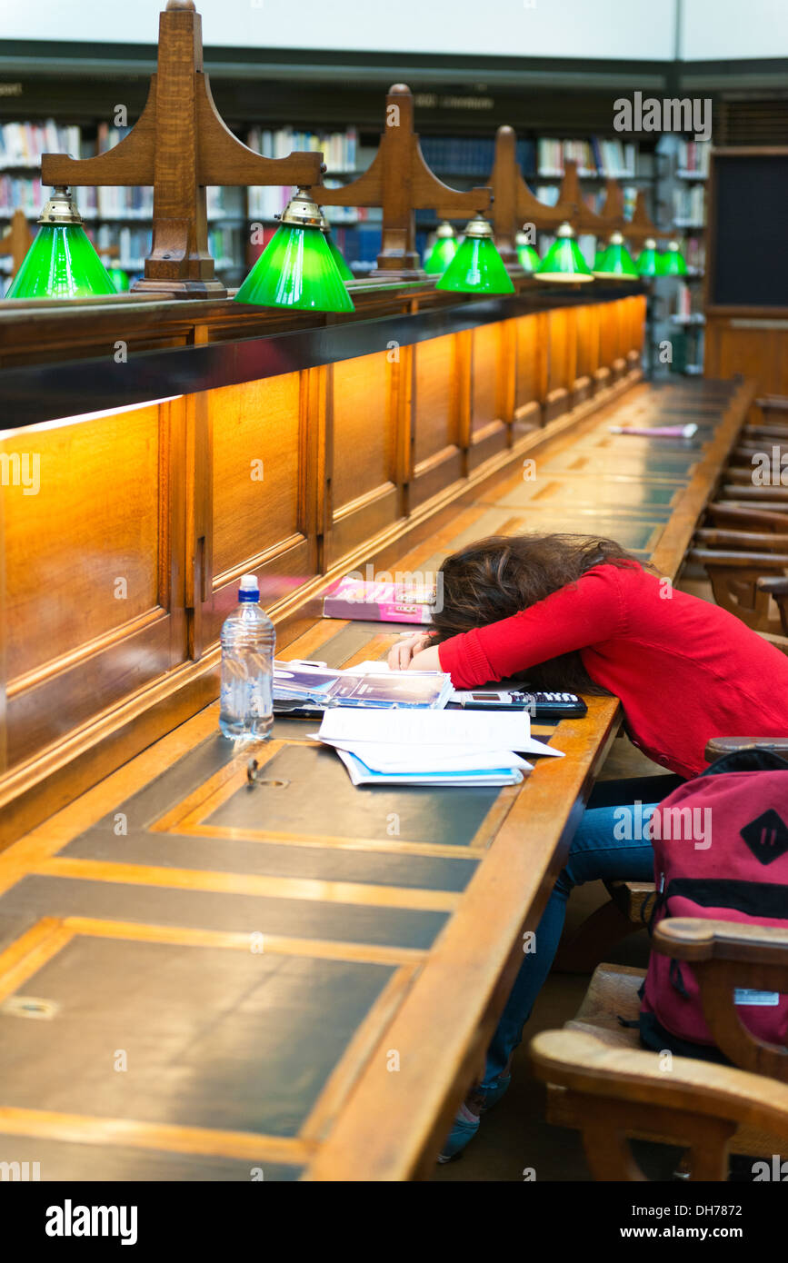 Junge Frau schlafen und eine Pause vom Studium in der State Library of Victoria. Stockfoto