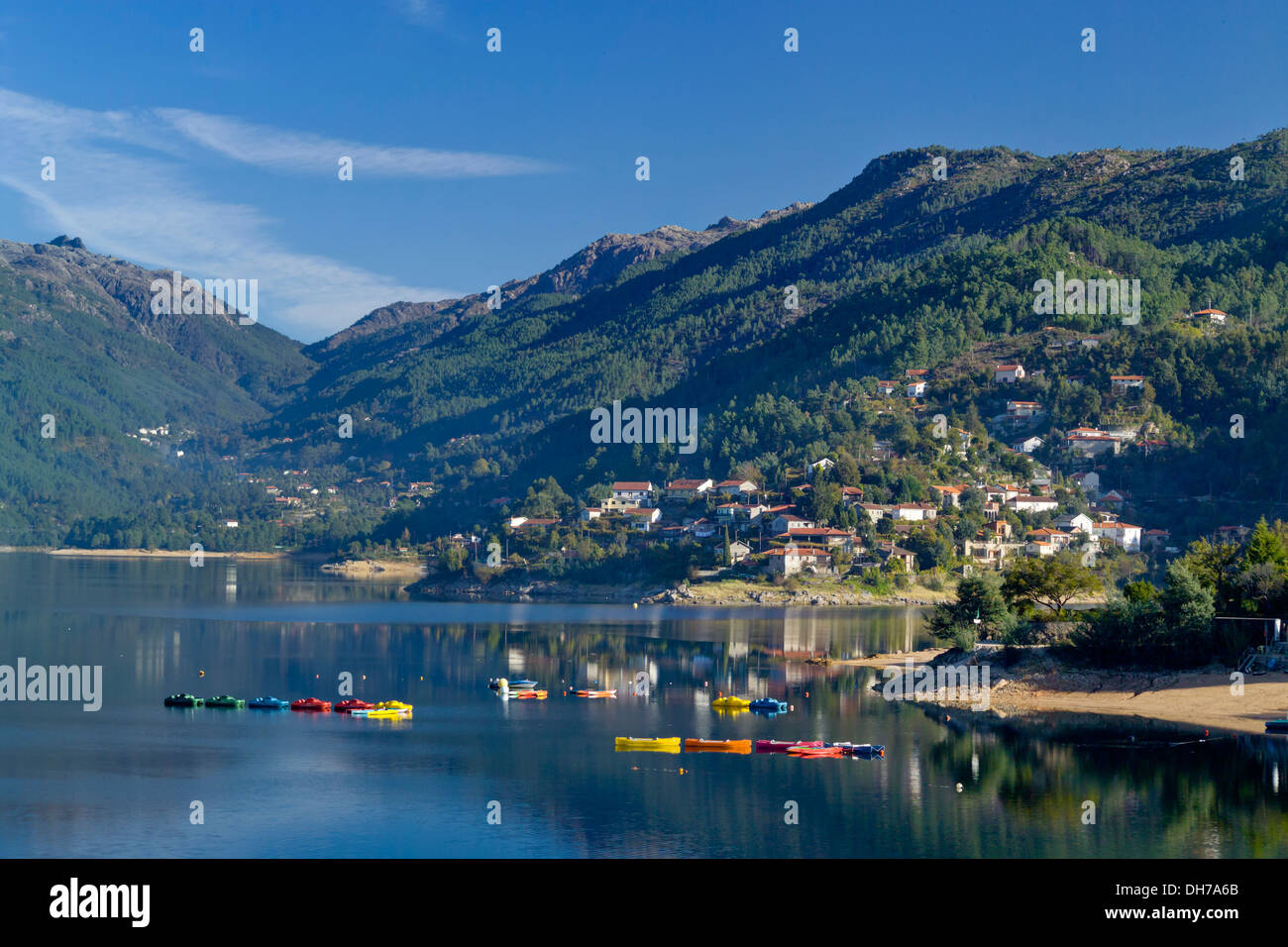 Portugal; Tras-os-Montes, Minho, Parque Nacional de Peneda-Gerês, Adpropeixe Canicada See, Dorf Stockfoto