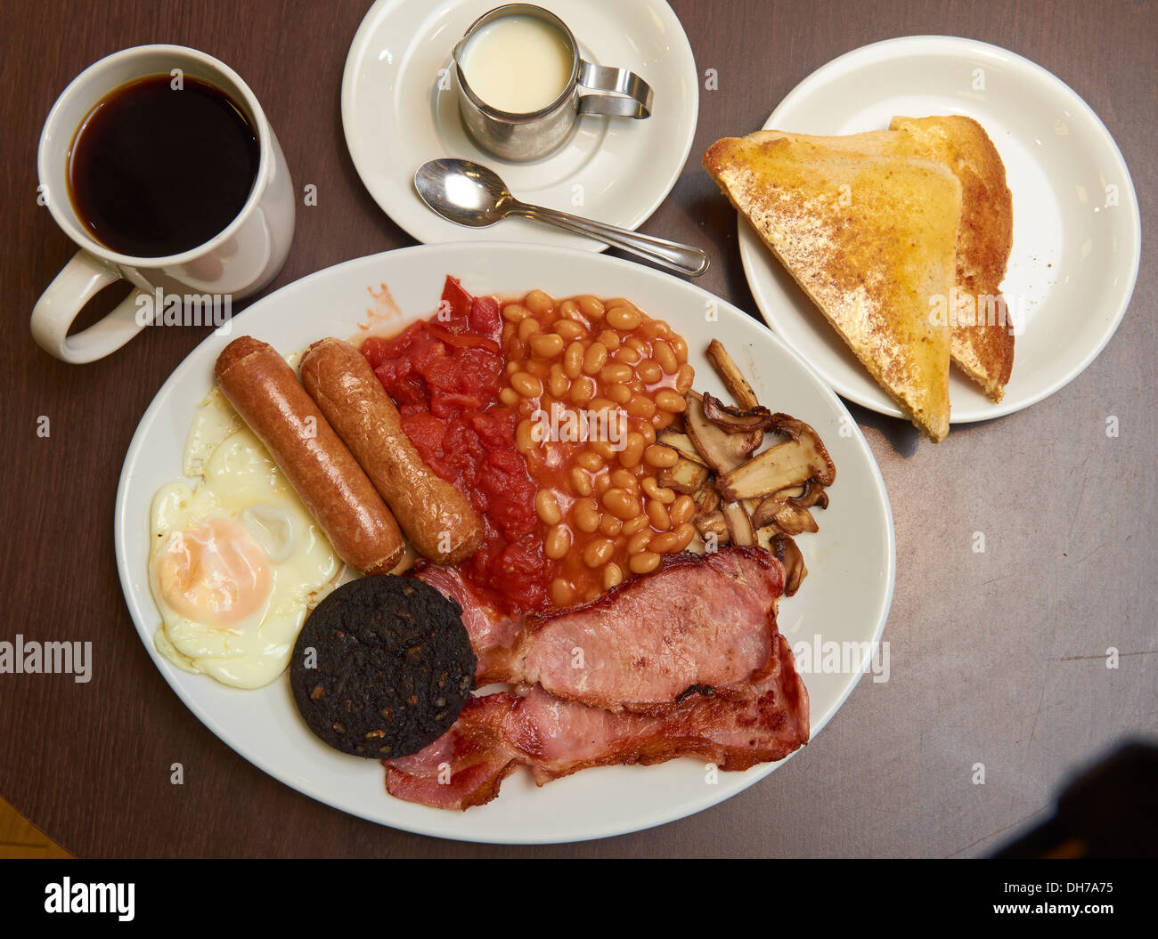 Klassische Full English warmes Frühstück mit Toast und Kaffee Stockfoto