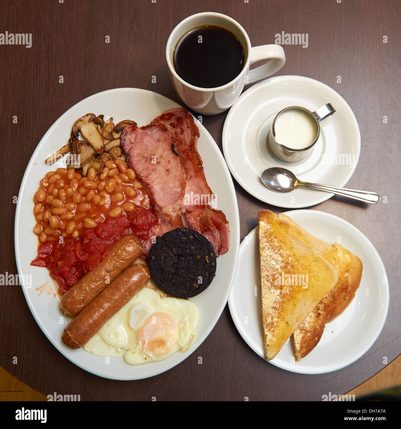Klassische Full English warmes Frühstück mit Toast und Kaffee Stockfoto