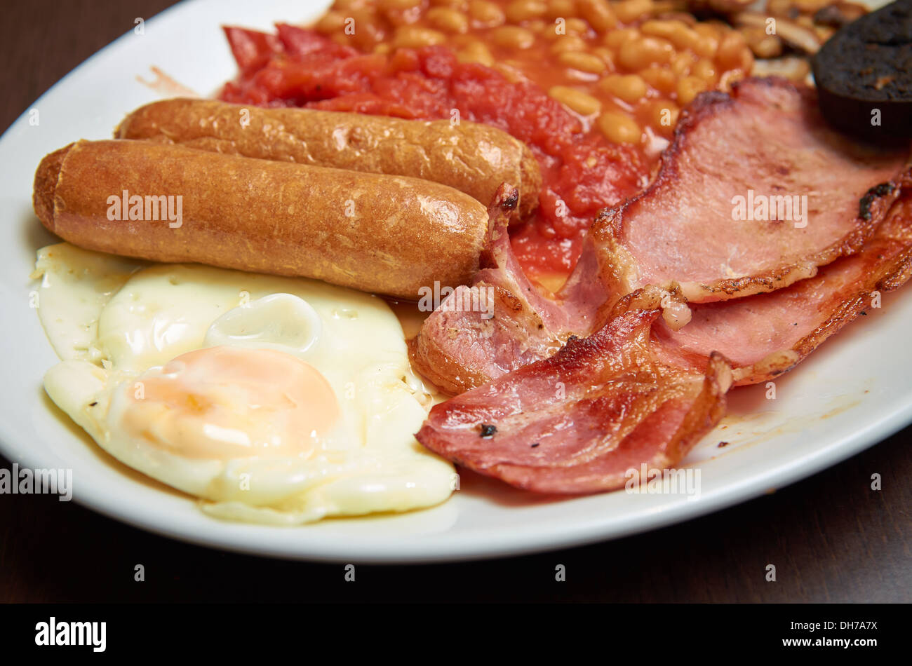 Klassische Full English warmes Frühstück mit Toast und Kaffee Stockfoto