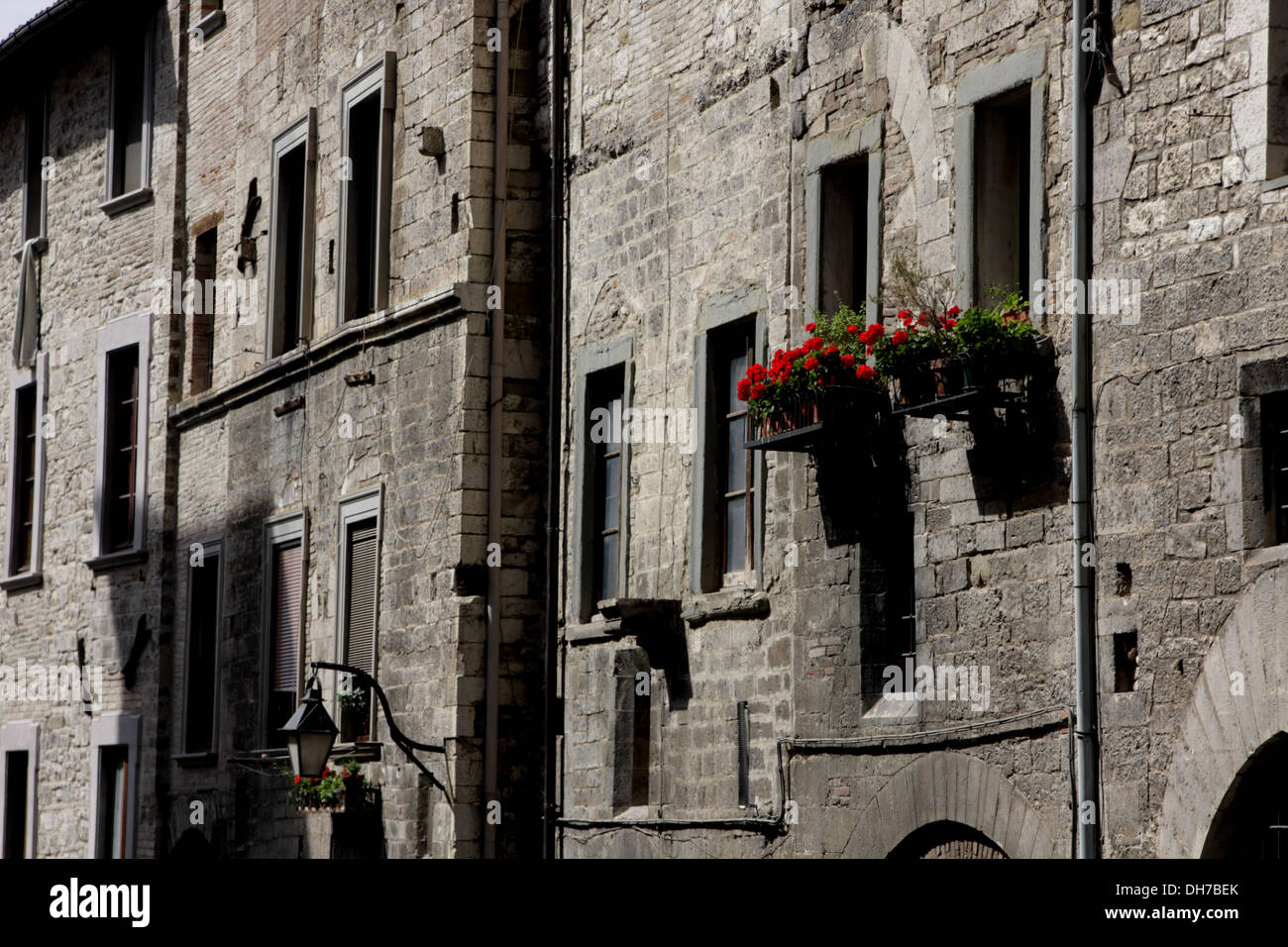Wand einer Straße mit Blumenkästen in Gubbio, Italien Stockfoto ... Wand einer Straße mit Blumenkästen in Gubbio, Italien Stockfoto ...