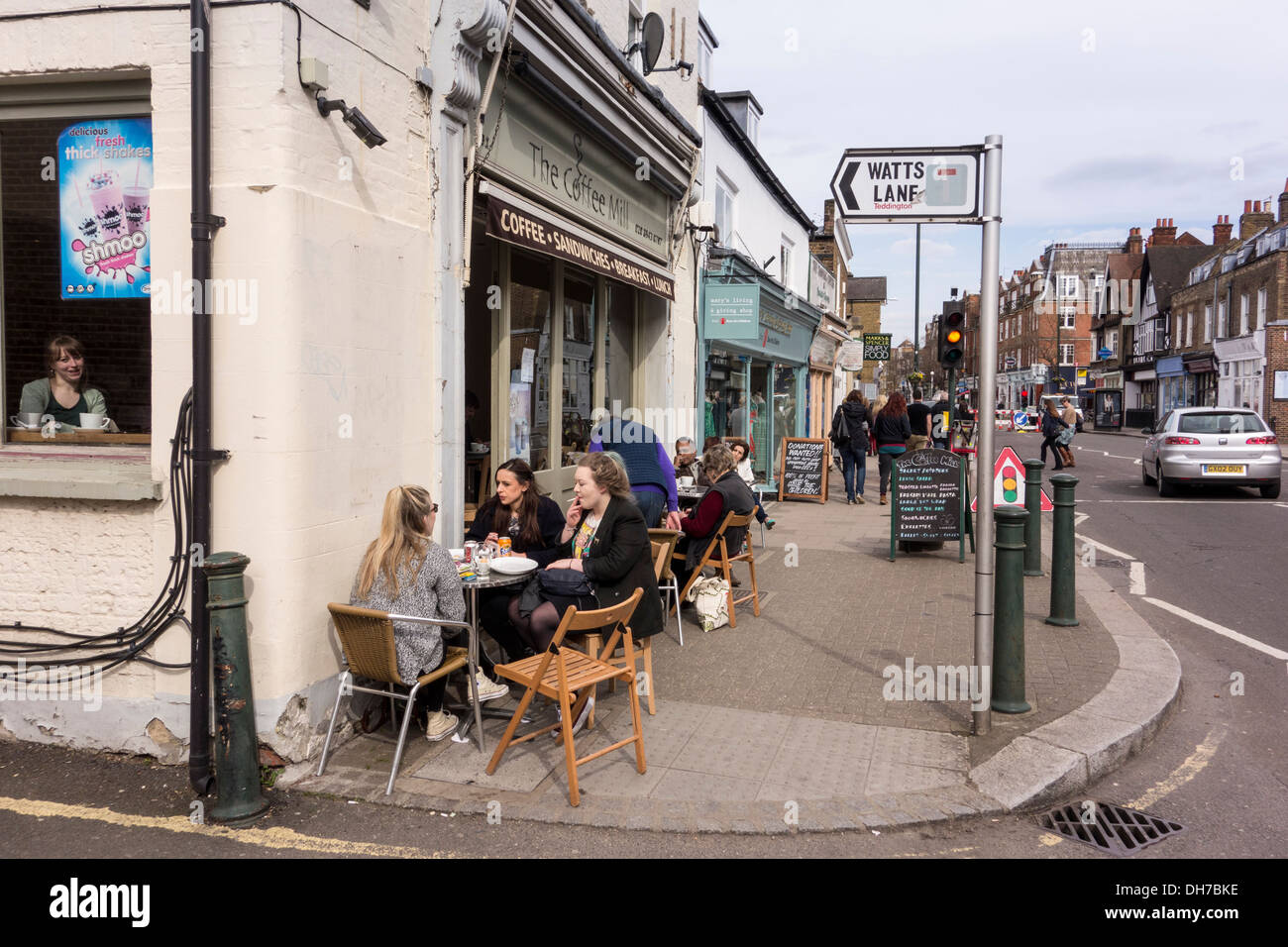 Straßencafé in Hight Street, Teddington, London, UK Stockfoto