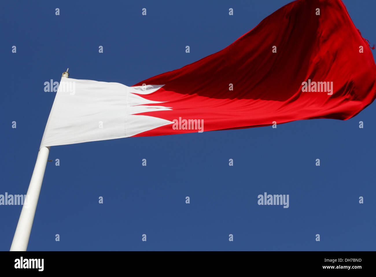 Bahrain Flagge im Wind an einem sonnigen Tag Stockfoto