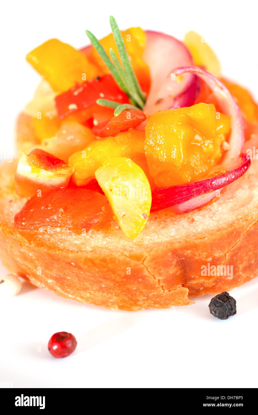 Bruschetta mit frischen Tomaten und roten Zwiebeln Stockfoto