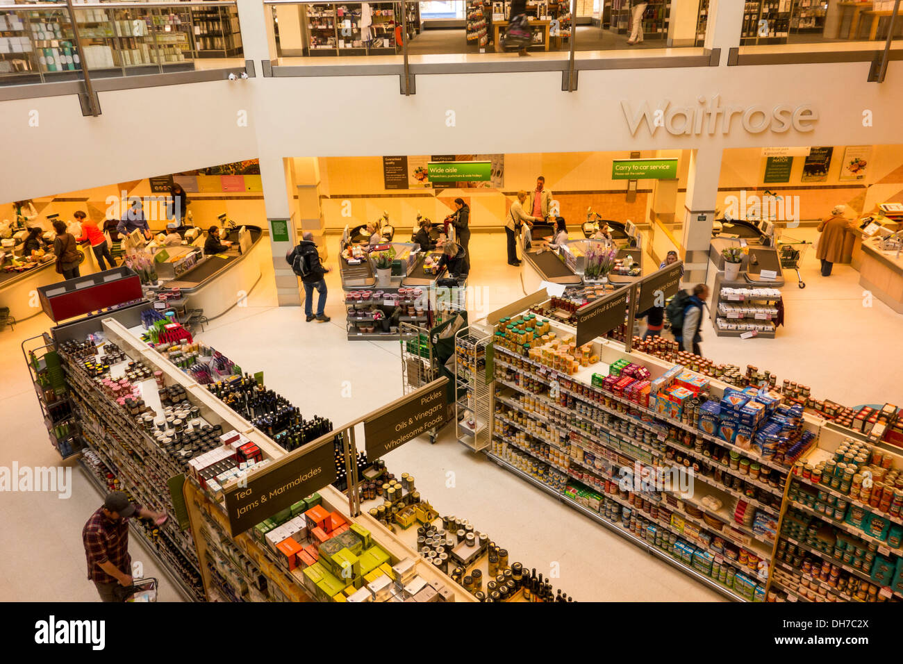 Vogelperspektive von Waitrose-Supermarkt Gänge, UK Stockfoto