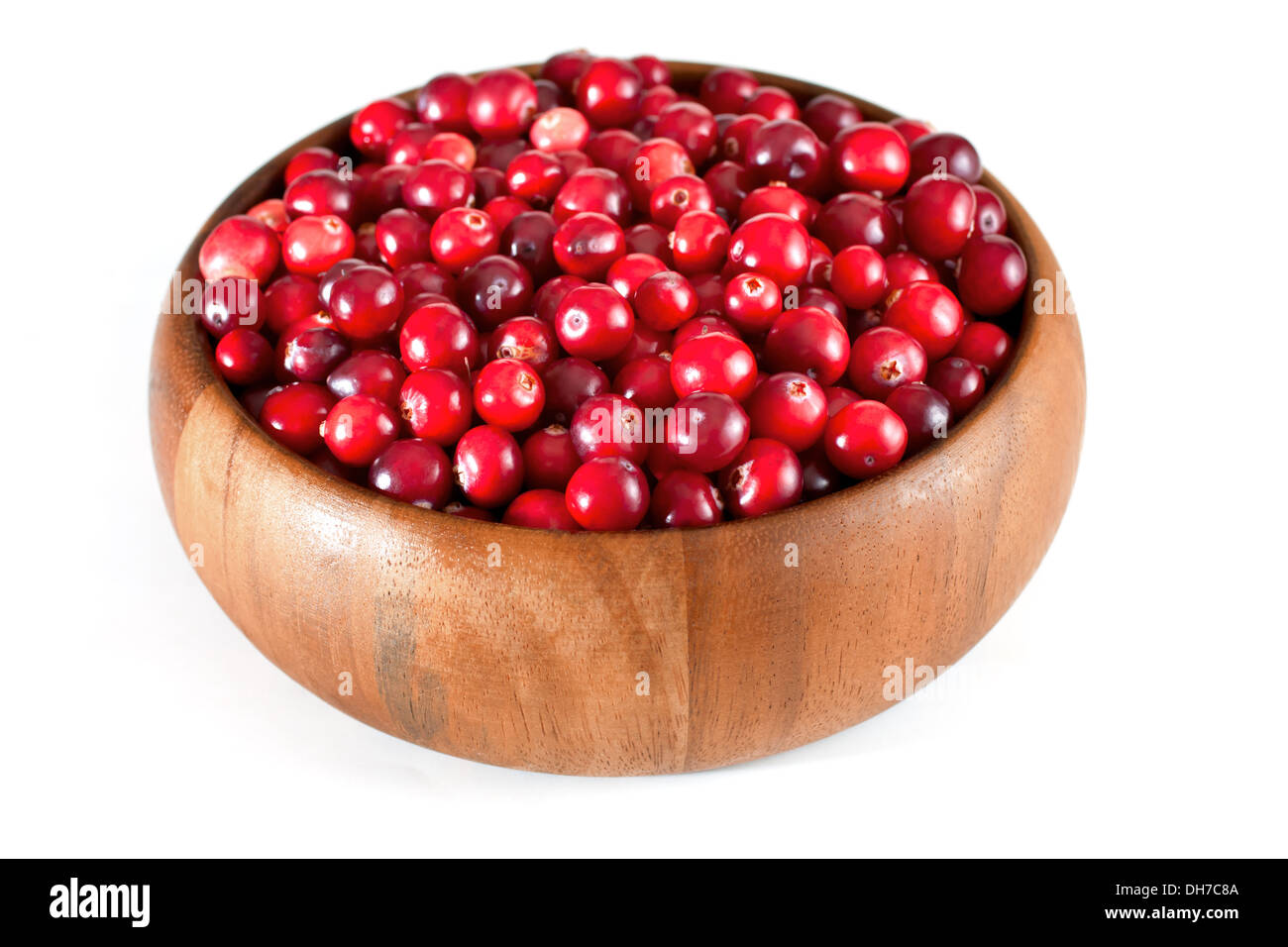 Reife Preiselbeeren in Holzschale, isolierte Hintergrund Stockfoto