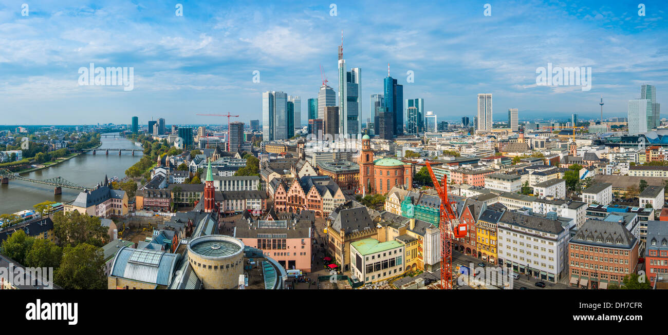 Panorama von Frankfurt am Main mit der neuen und alten Stadtansichten. Stockfoto