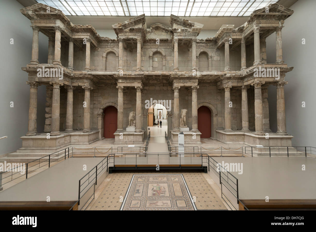 Berlin. Deutschland. Wiederaufbau der Markttor von Milet Pergamonmuseum. Stockfoto