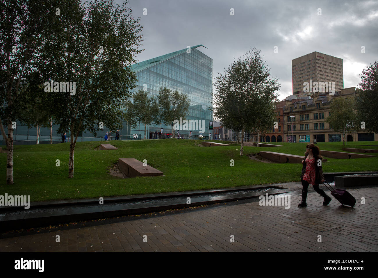 GV der Urbis Gebäude von Ian Simpson und 2002 in Manchester Kathedrale Gärten gesehen. Stockfoto