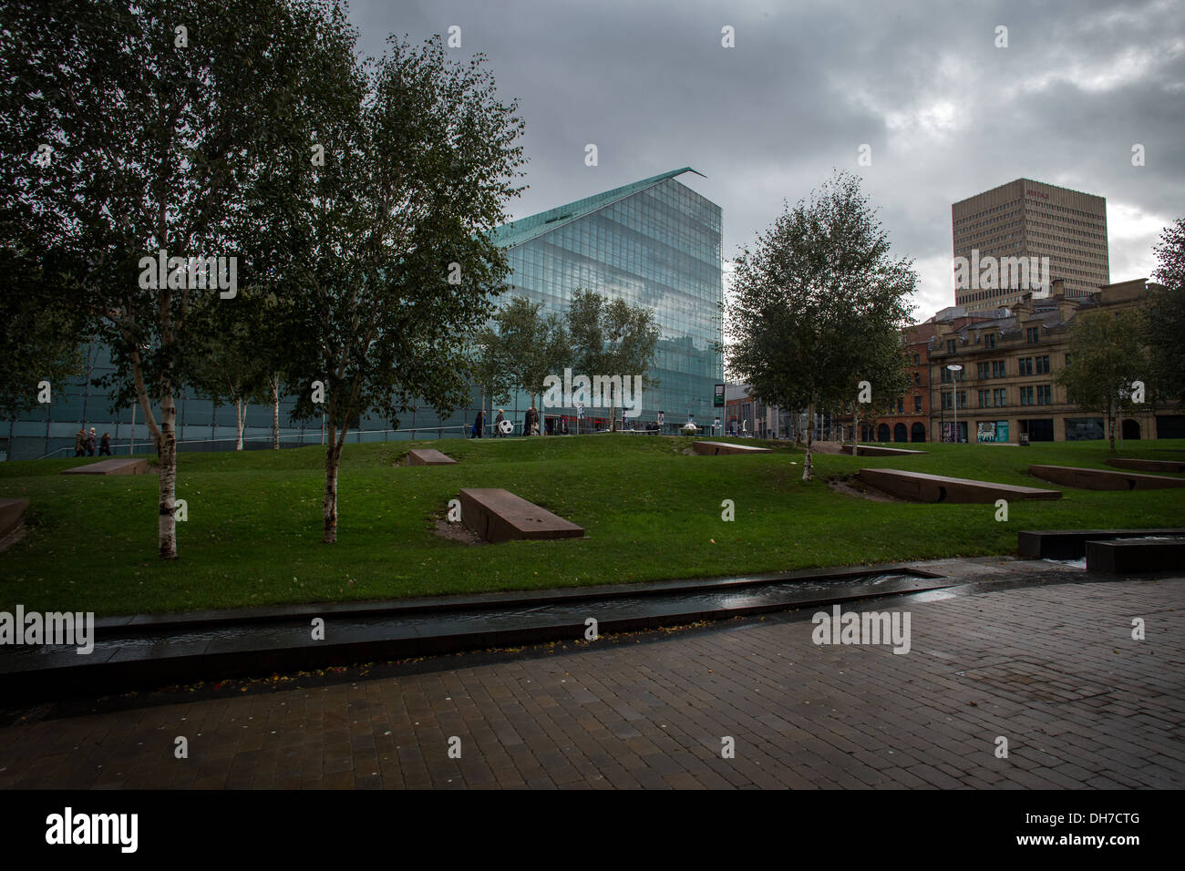 GV der Urbis Gebäude von Ian Simpson und 2002 in Manchester Kathedrale Gärten gesehen. Stockfoto