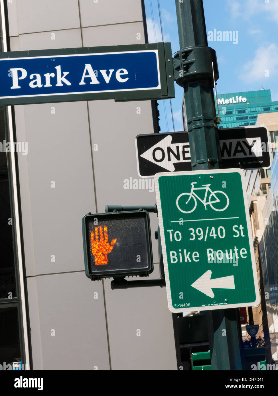 Verkehr und Bike-Zeichen mit Pfeilen an der Park Avenue, New York Stockfoto