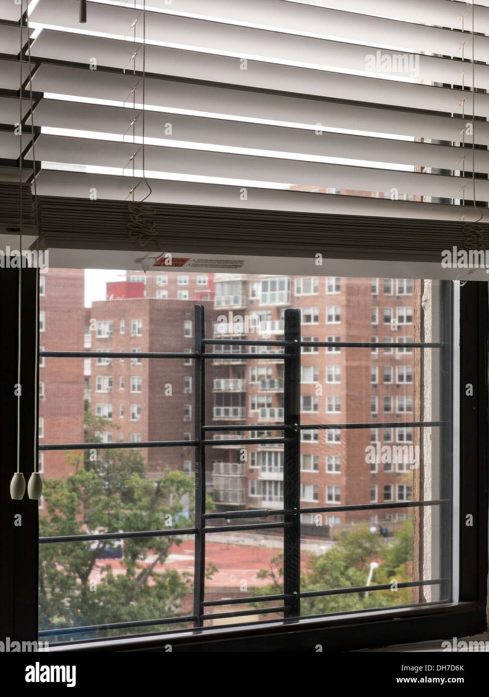 Fenster Schutzgitter im Wohnbau, NYC Stockfoto