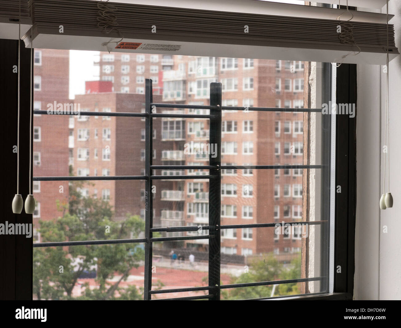 Fenster Schutzgitter im Wohnbau, NYC Stockfoto