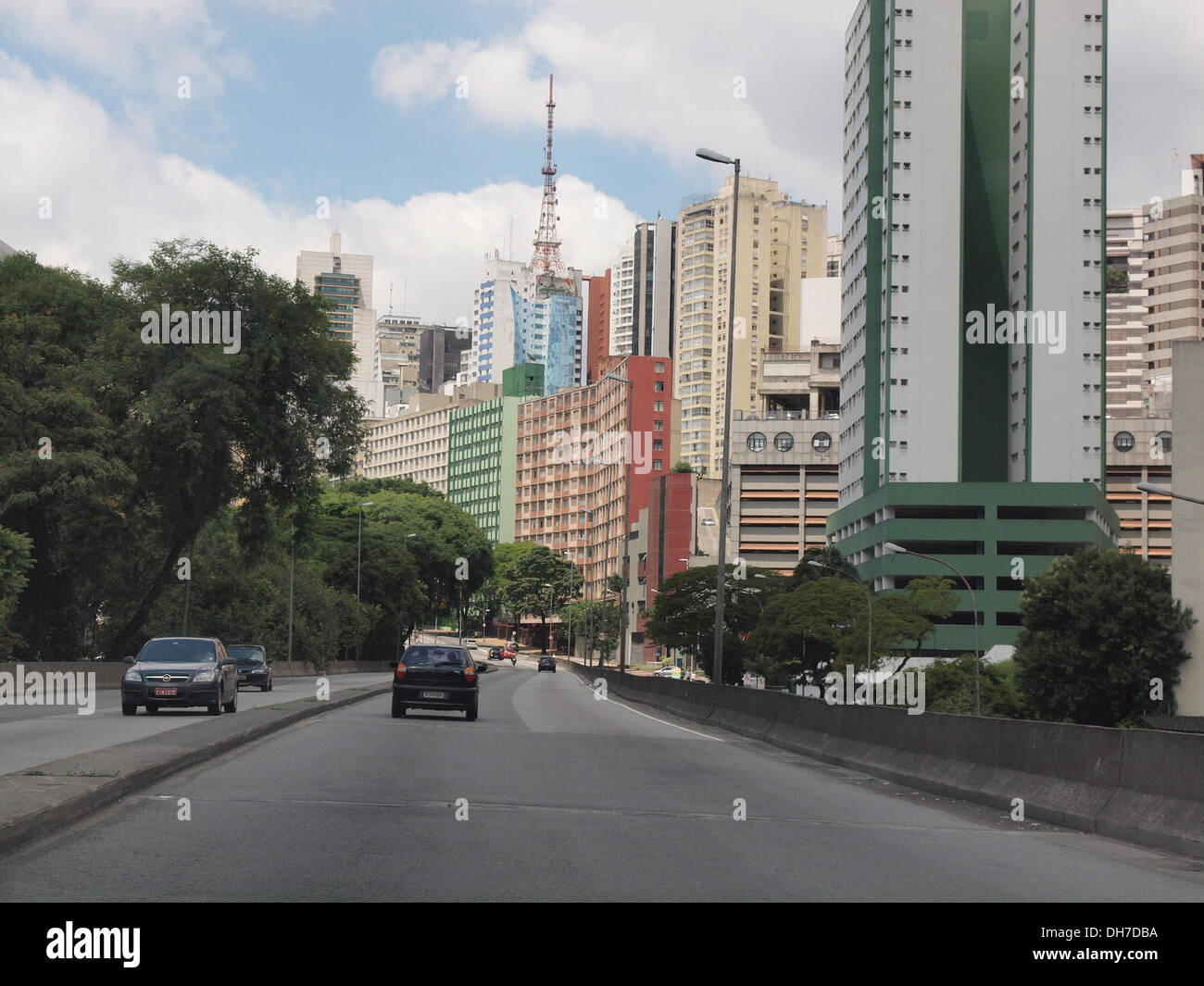Verkehr auf der Avenida Nove de Julho führt aus der Stadt São Paulo Stockfoto