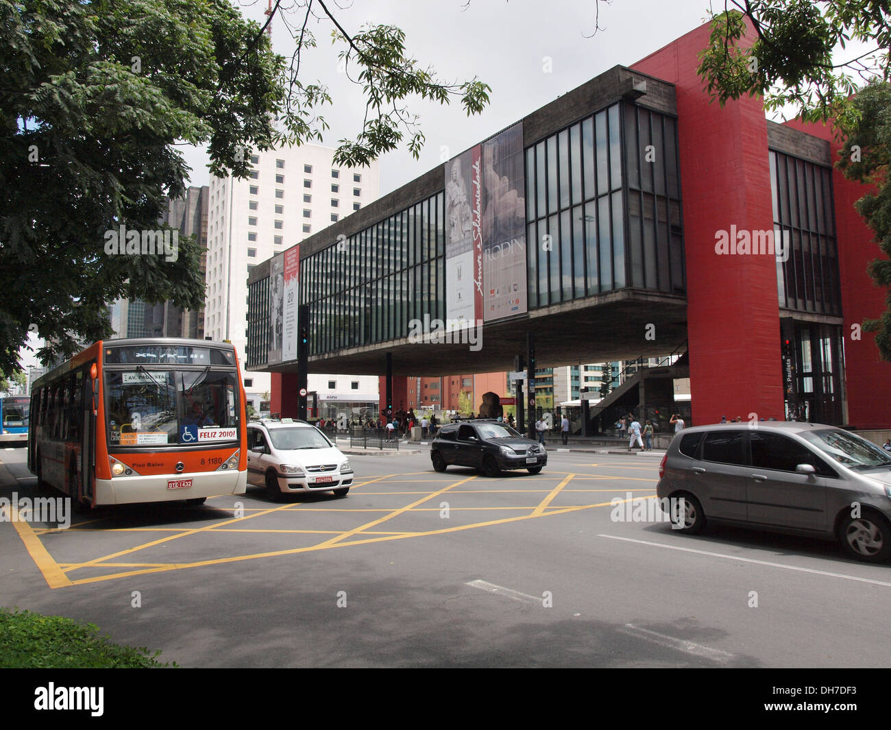 Modernistische Sao Paulo Museum of Art an der belebten Avenida Paulista Stockfoto