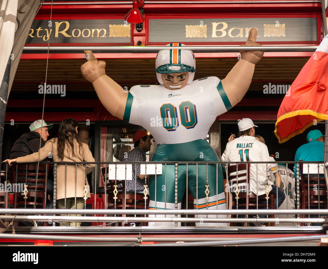 Slattery es Midtown Pub ist der Miami Dolphins Fanclub Home in New York City--"Haus Dolfans" Stockfoto