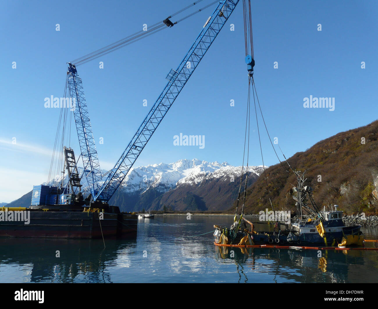 Nach fast drei Monaten unter Wasser wurde das Fischereifahrzeug Schicksal Jäger erfolgreich aufgehoben, Staatenbund und am 29. Oktober 2013 in Cordova, Alaska, geschleppt. Anschluss an die Erdung des Fischereifahrzeugs in der Nähe von Shoup Bucht am 11. August 2013, Alaska Marine Antwort ein Stockfoto