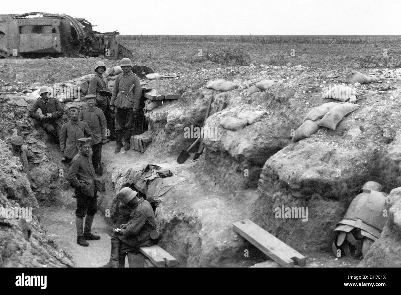 Deutsche Truppen ruhen in einem frontline Graben. Im Hintergrund ist ein behinderter britischer Panzer. Stockfoto