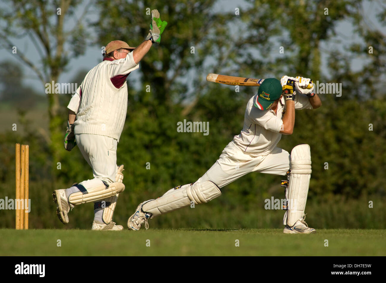 Dorf Kricket auf dem Boden in chewton Mendip, Somerset, wo Litton Reisenden spielt. einen britischen Sport pitch Gelände Freizeit Männer Stockfoto