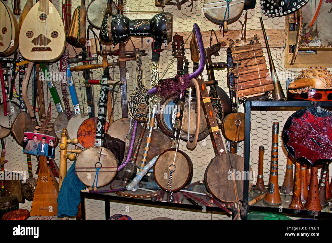 Marrakesch Marokko Musical Instruments Shop Gitarre Trommel Stockfoto