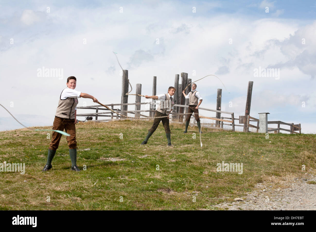 Menschen die Teilnahme an Peitsche Rissbildung auf der Schmittenhöhe Mountain Festival Zell am sehen Pinzgau Salzburgerland Österreich Stockfoto