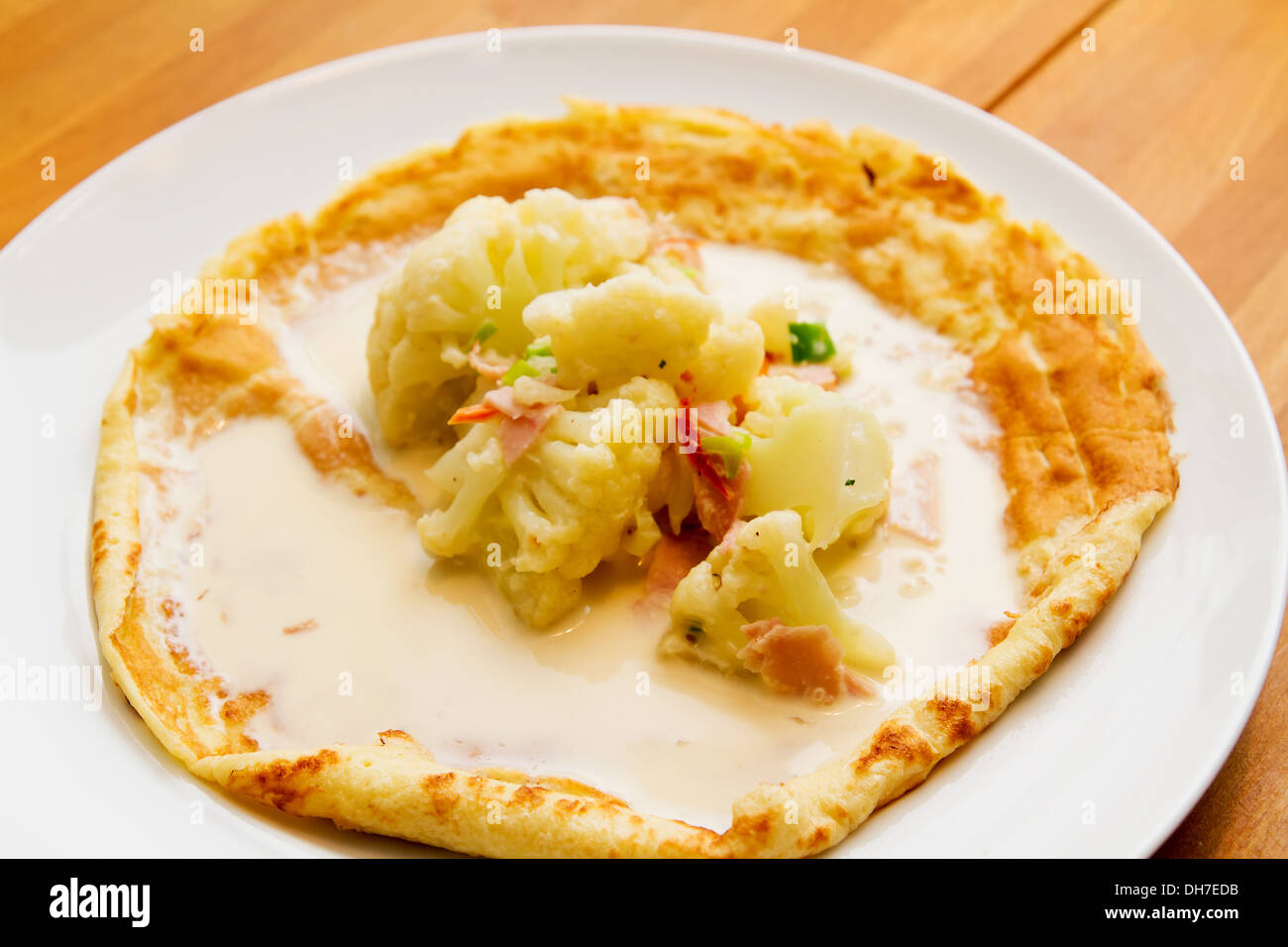 Omelette mit Blumenkohl Stockfoto