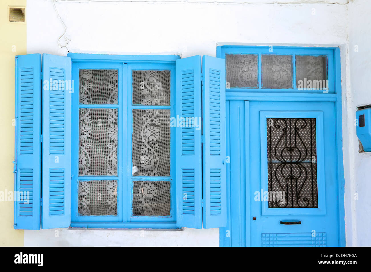 Blauen Fensterläden und Türen in das Dorf Panormo auf Kreta, Griechenland. Stockfoto