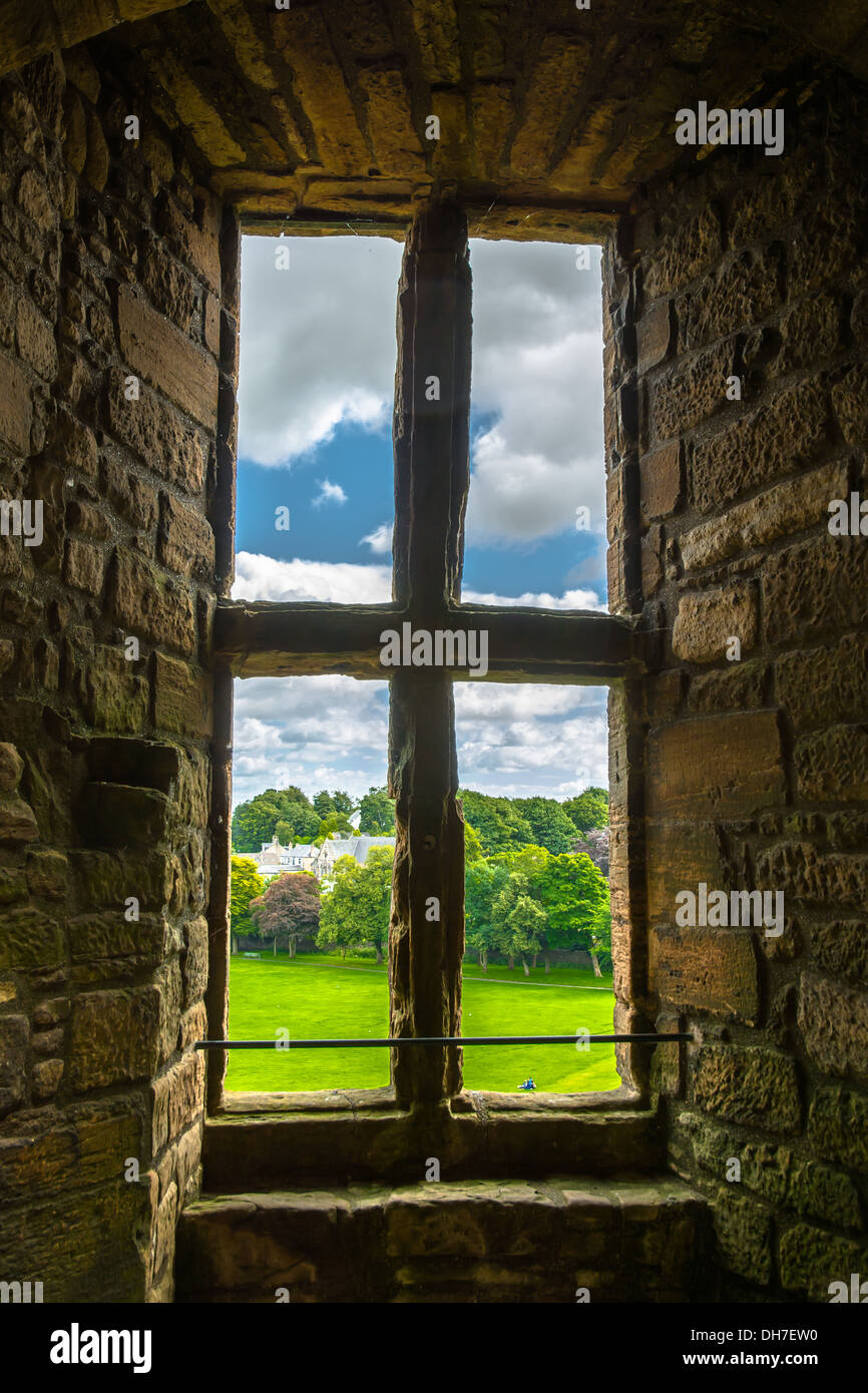 Blick Durch Das Fenster Auf Linlithgow Palace Zum Park In Der Nähe Von Edinburgh In Schottland Stockfoto