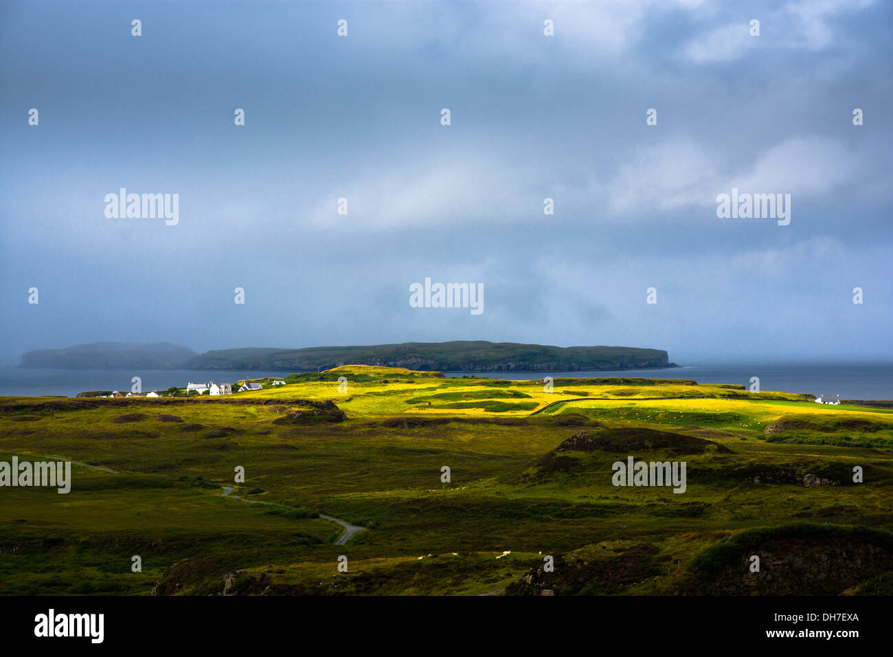 Küstenlandschaft Mit Abgelegener Ortschaft Auf Der Isle Of Skye In Schottland Stockfoto