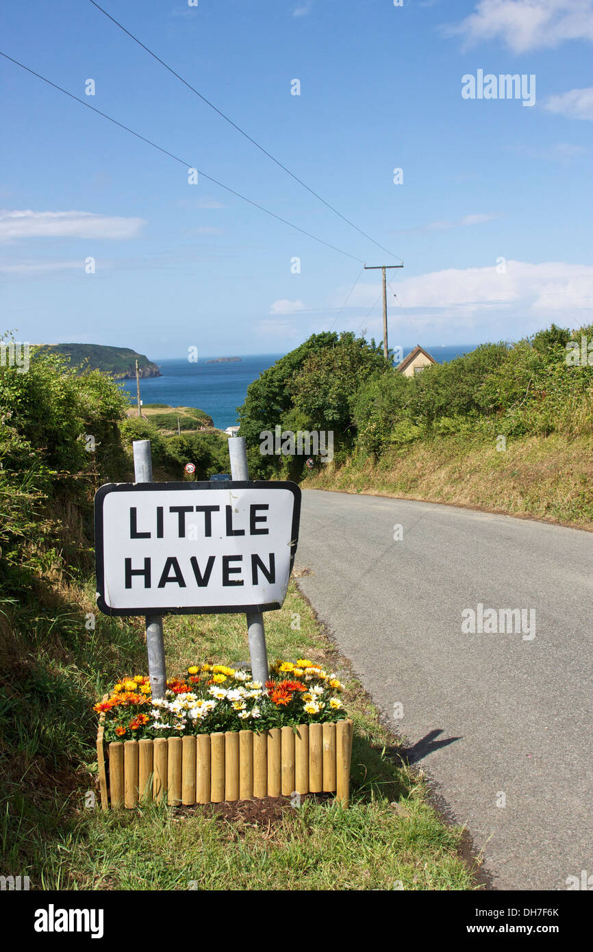 Schild am Eingang zum Little Haven, Pembrokeshire, Wales. Stockfoto